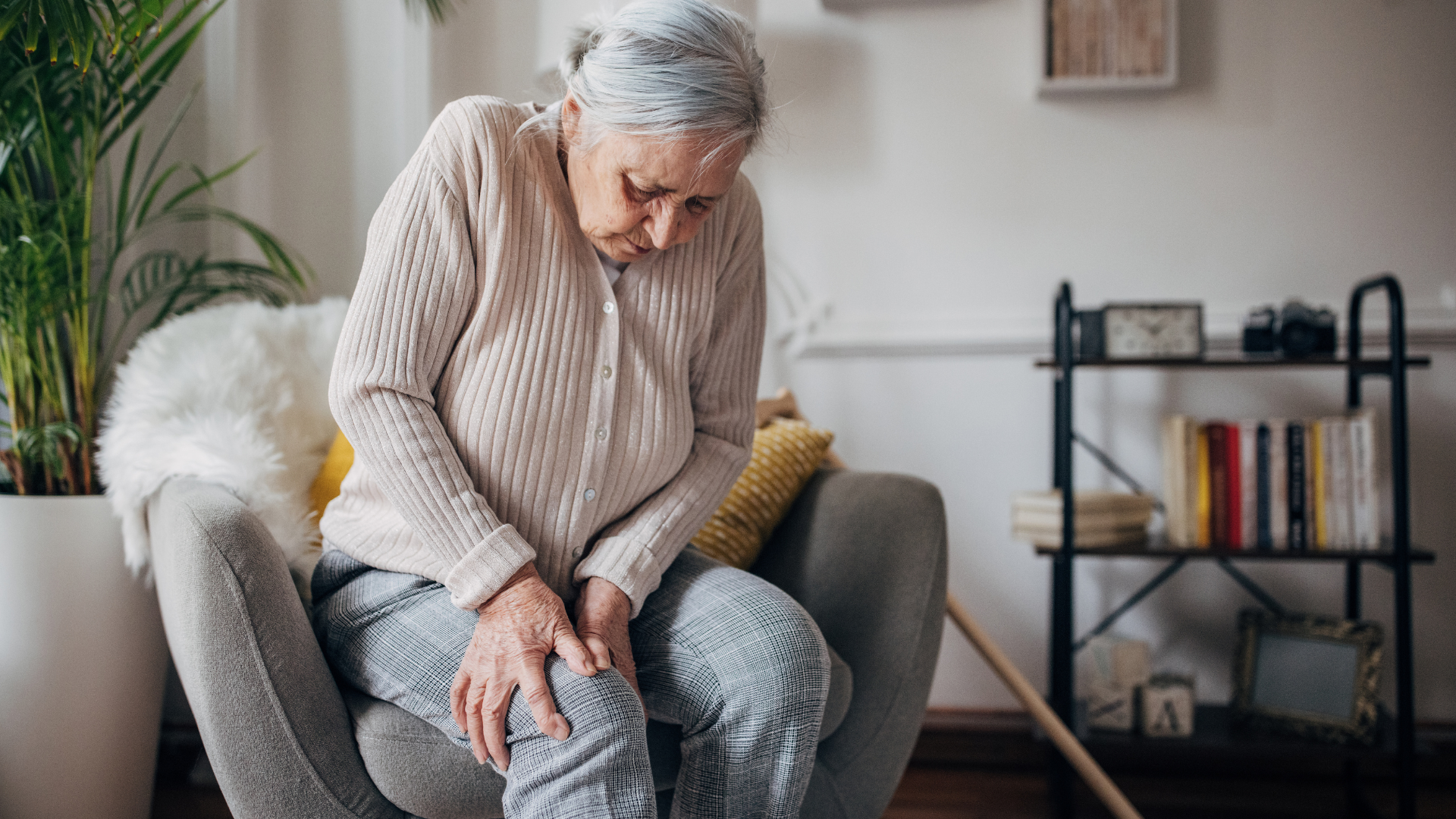 An older woman experiencing knee joint pain.