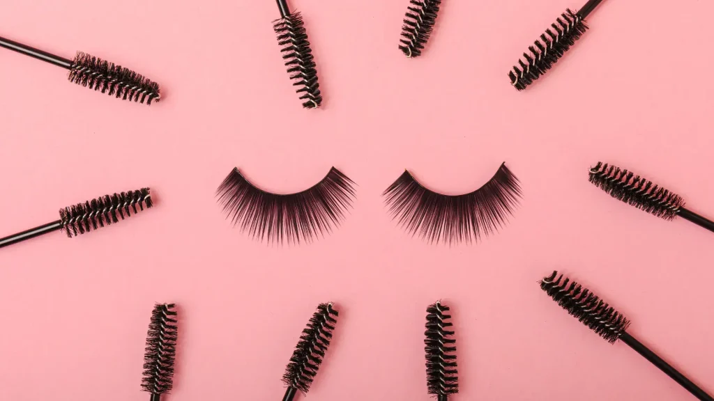Long eyelashes in the middle of applicator brushes.