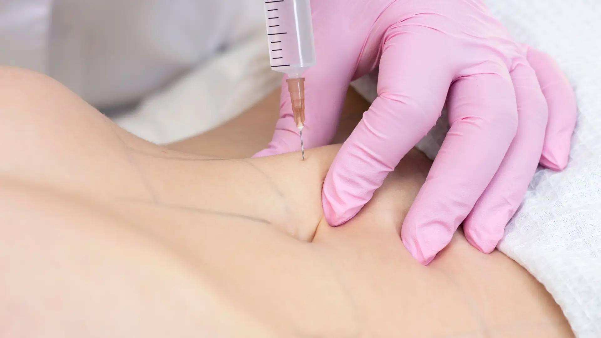 An individual receiving an injection for their abdomen.