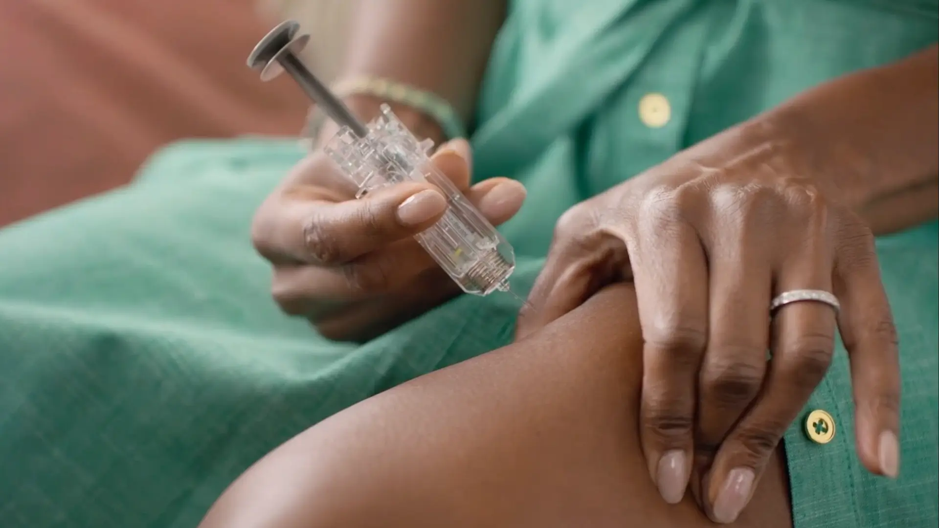 A patient administering Xolair injection in a 45-degree angle on their upper thigh.