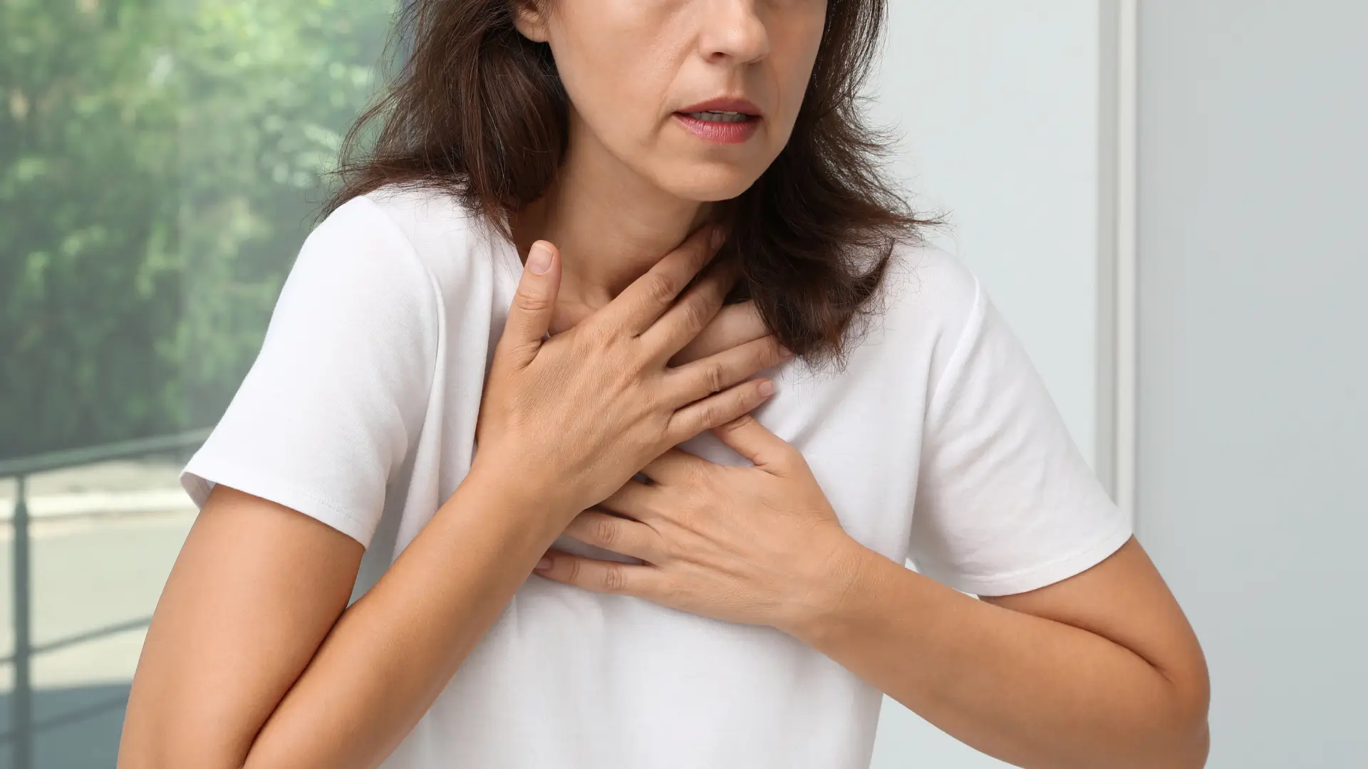 An individual dealing with difficulty breathing, which may be associated to Xolair anaphylaxis risk.