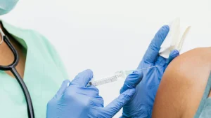 Explore the full list of Xolair side effects, from mild injection-site discomfort to rare but serious reactions like anaphylaxis. Learn essential tips for safe use and monitoring.