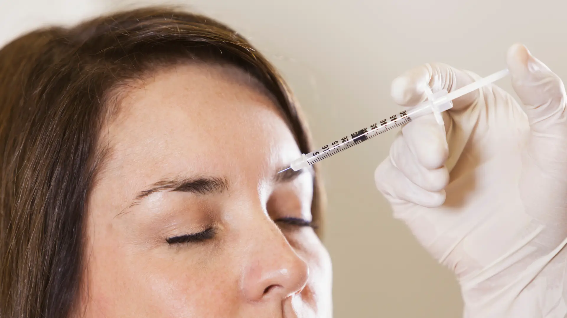 Botulax reviews based on clinical evidence, similar to this professional administering a botulinum toxin injection to a patient's forehead.